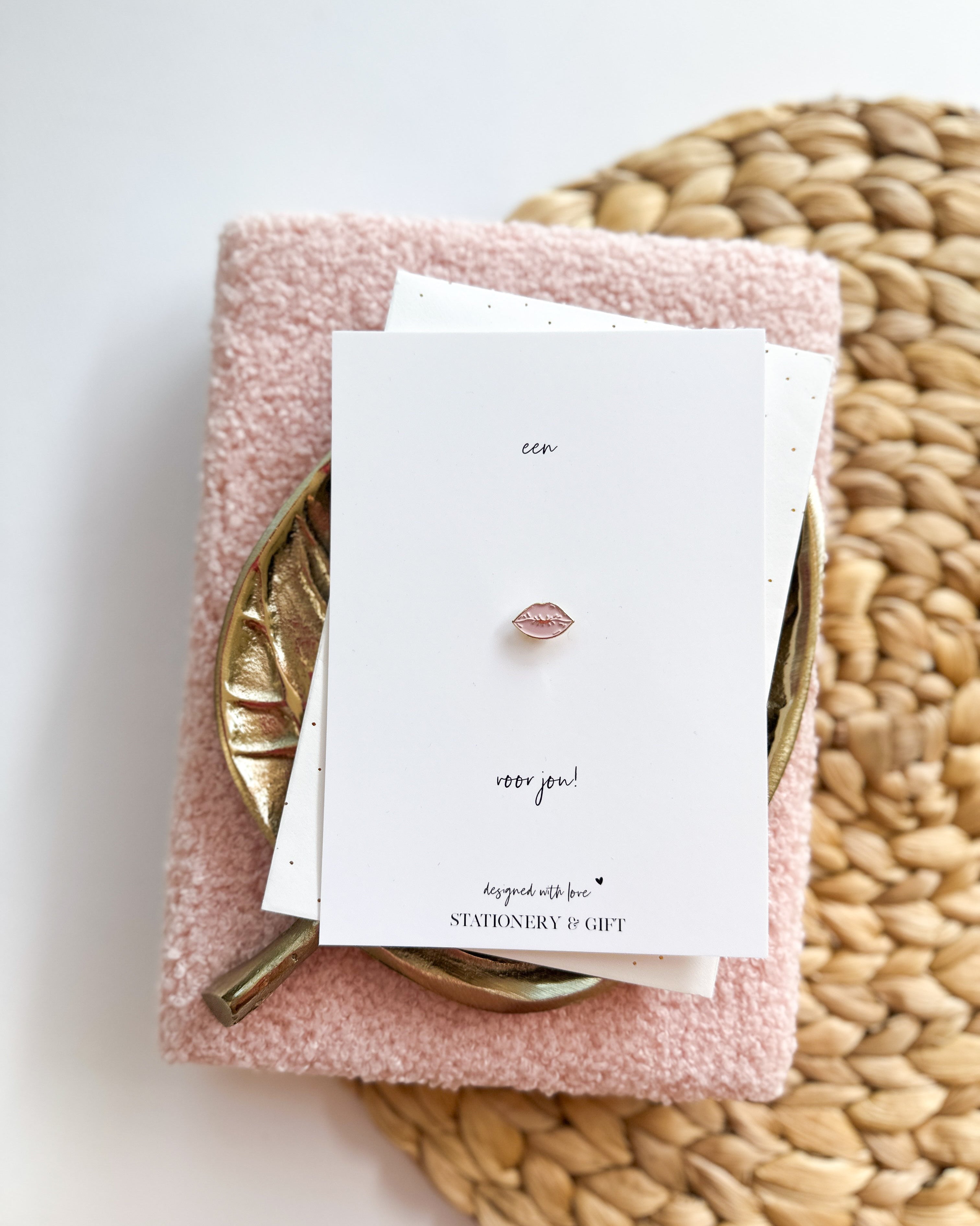 Wenskaart met pin - kusje roze broche