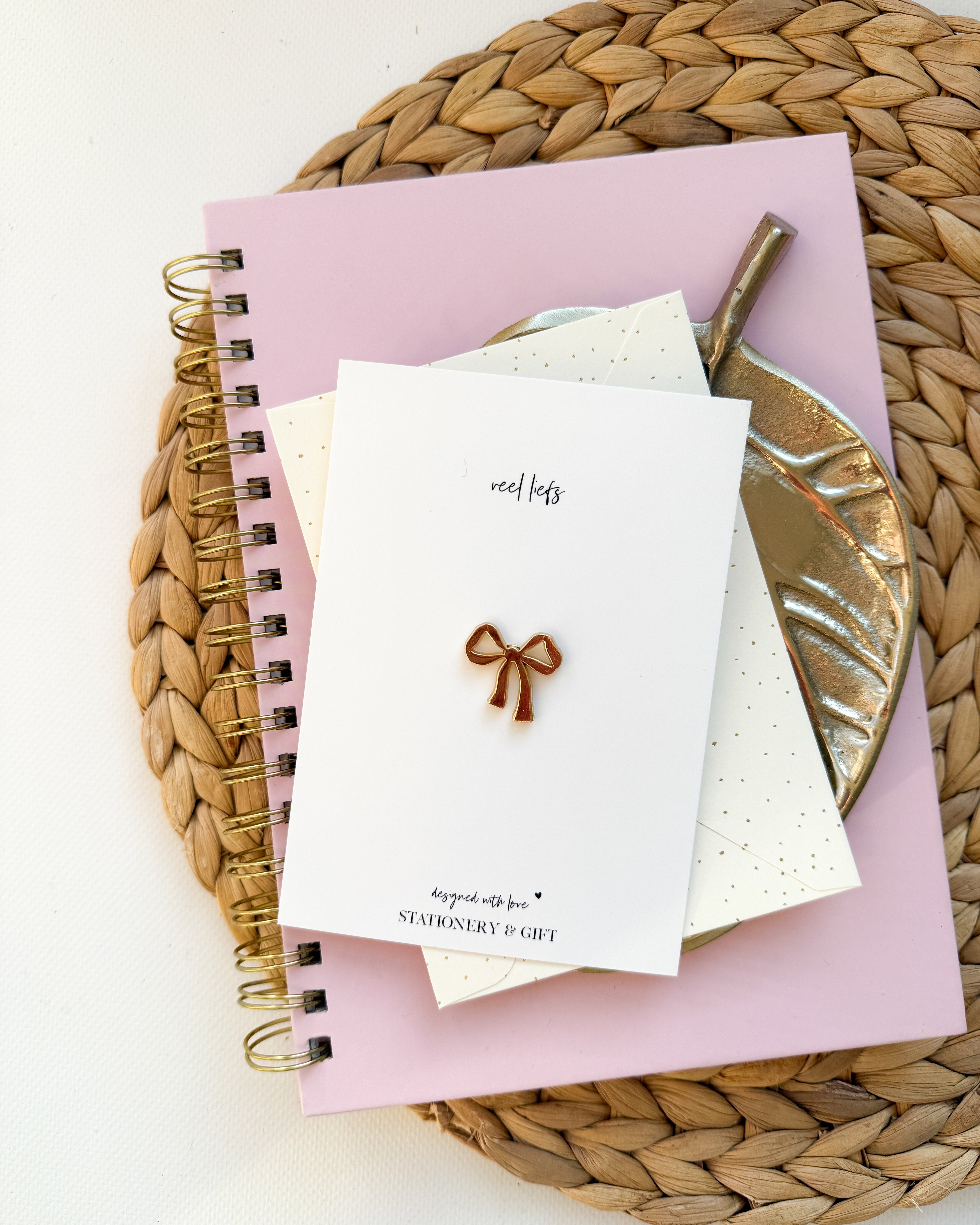 Wenskaart met pin | Veel liefs | Goud strik