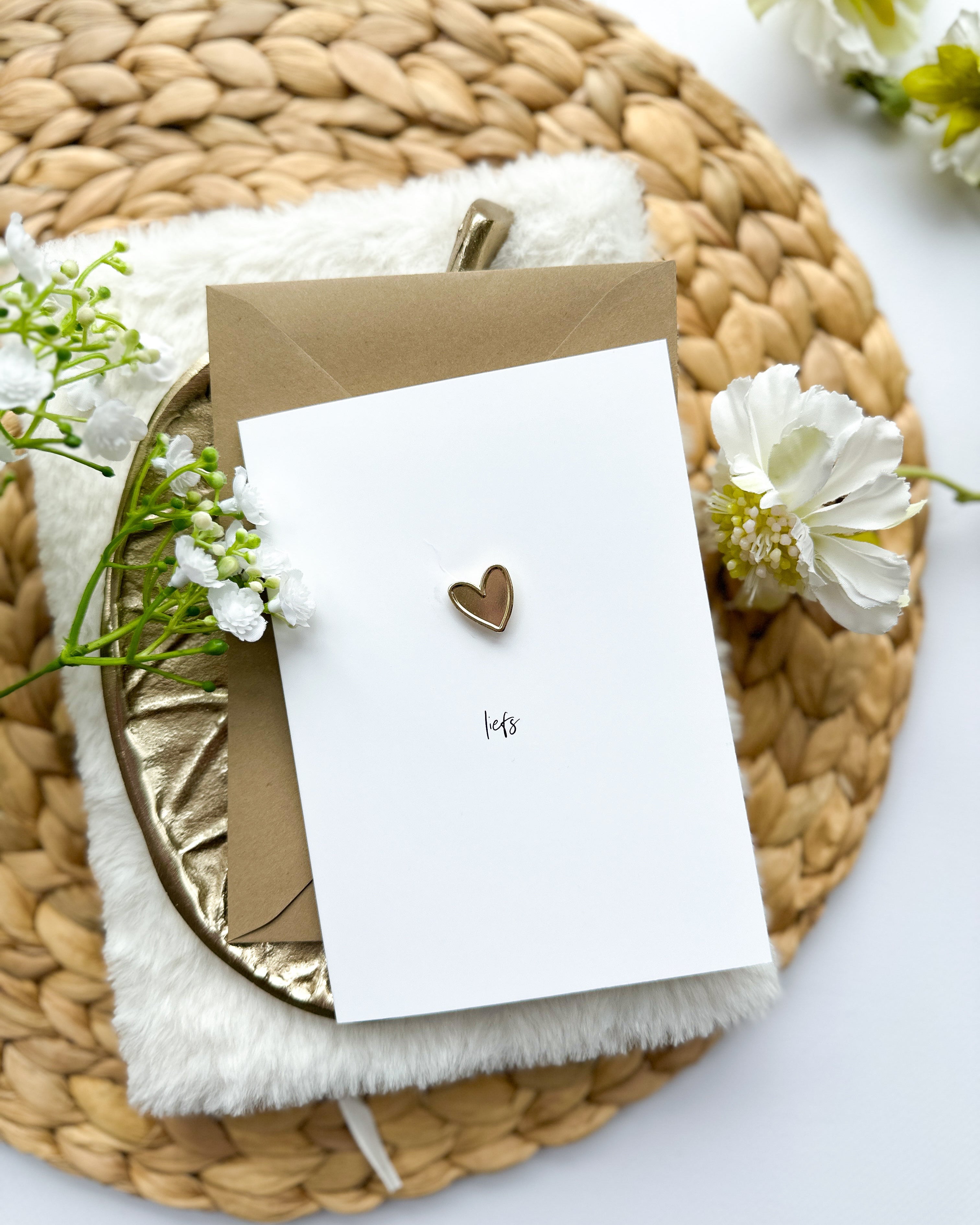 Wenskaart met pin - Liefs - Hartje goud broche