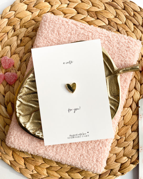 Wenskaart met pin | A cute heart for you | Goud hart