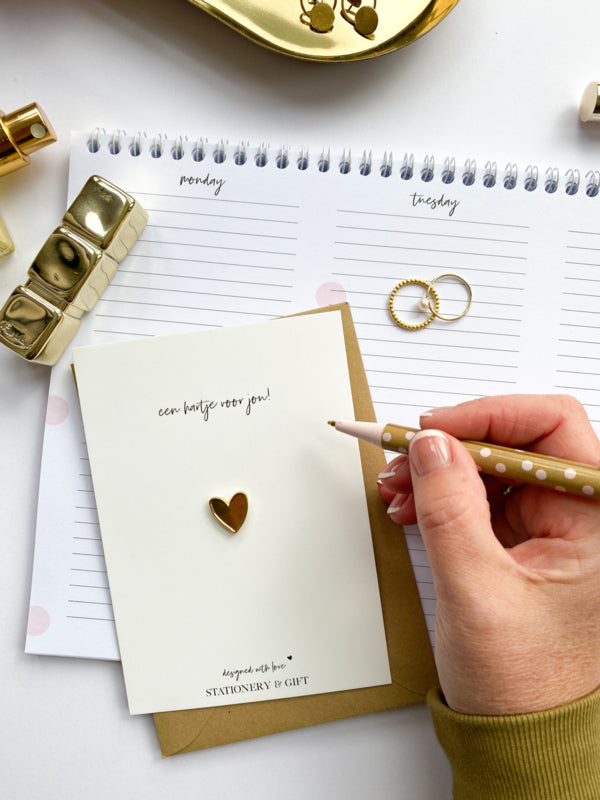 Wenskaart met Pin | Een hartje voor jou | met een mini gouden pin ( incl envelop )