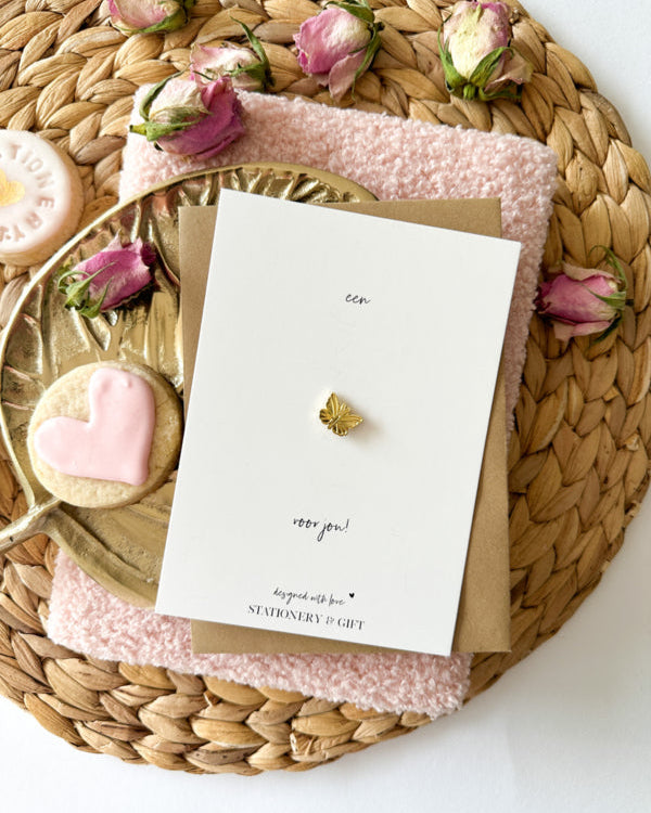 Wenskaart met pin | Een vlindertje voor jou | Goud vlinder