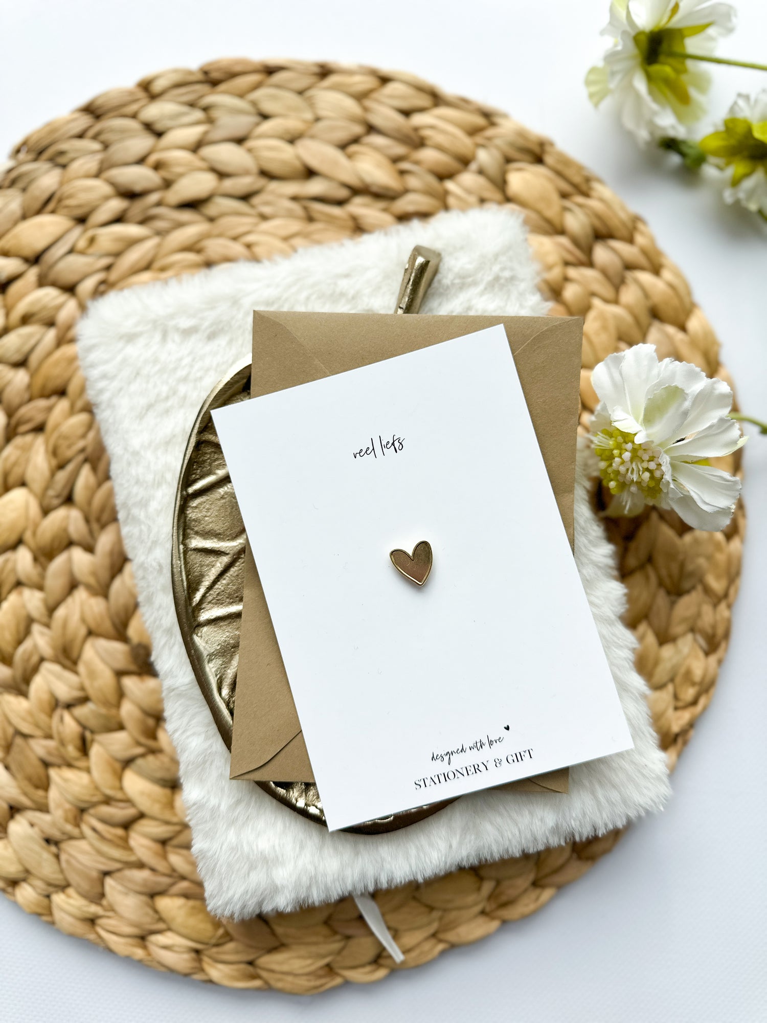 Greeting Card with Pin | Lots of love | with a white pin (incl. envelope)