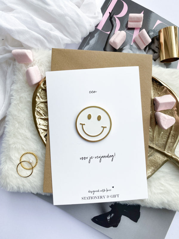 Wenskaart met Pin | Een SMILE voor je verjaardag! | Wit ( met envelop! )