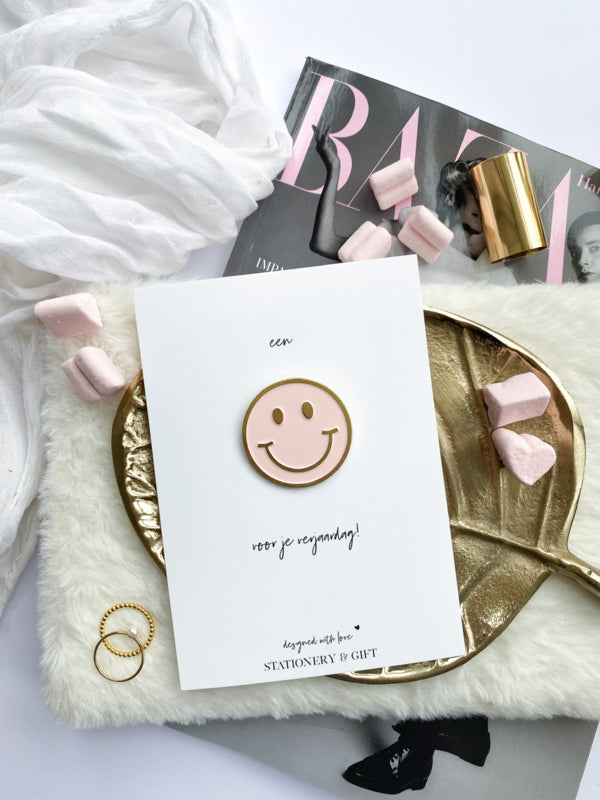 Wenskaart met Pin | Een SMILE voor je verjaardag! | Roze ( met envelop! )