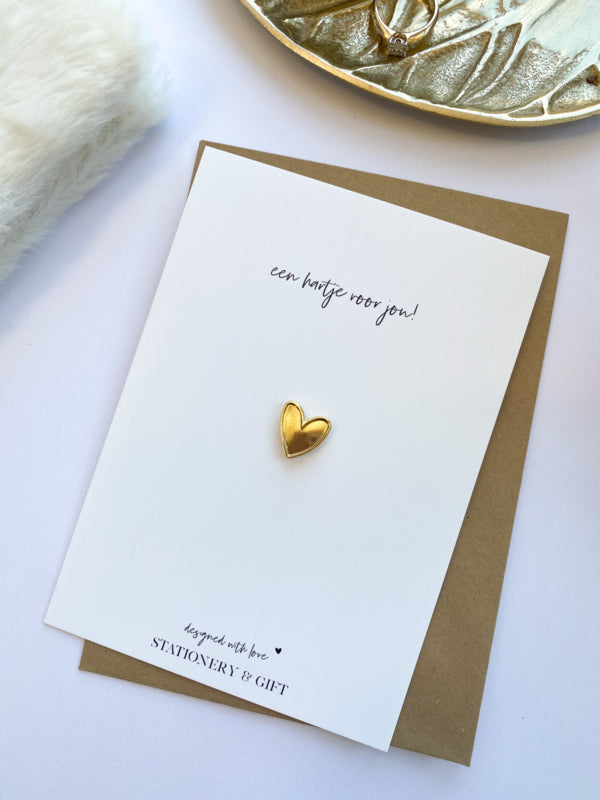 Wenskaart met Pin | Een hartje voor jou | met een mini gouden pin ( incl envelop )